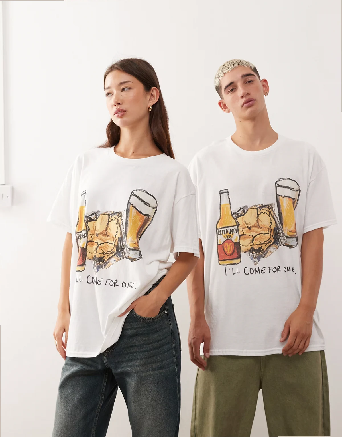 Unisex – Biały T-shirt oversize z grafiką z drinkami