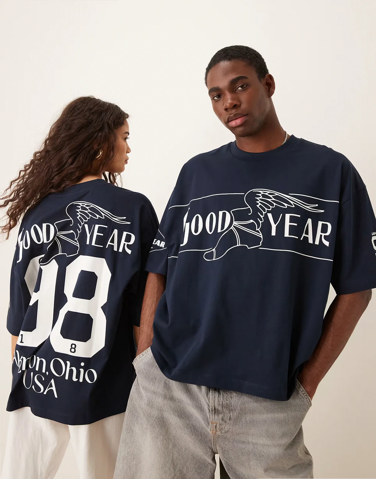 – Granatowy T-shirt unisex o kroju oversize z motywem Goodyear