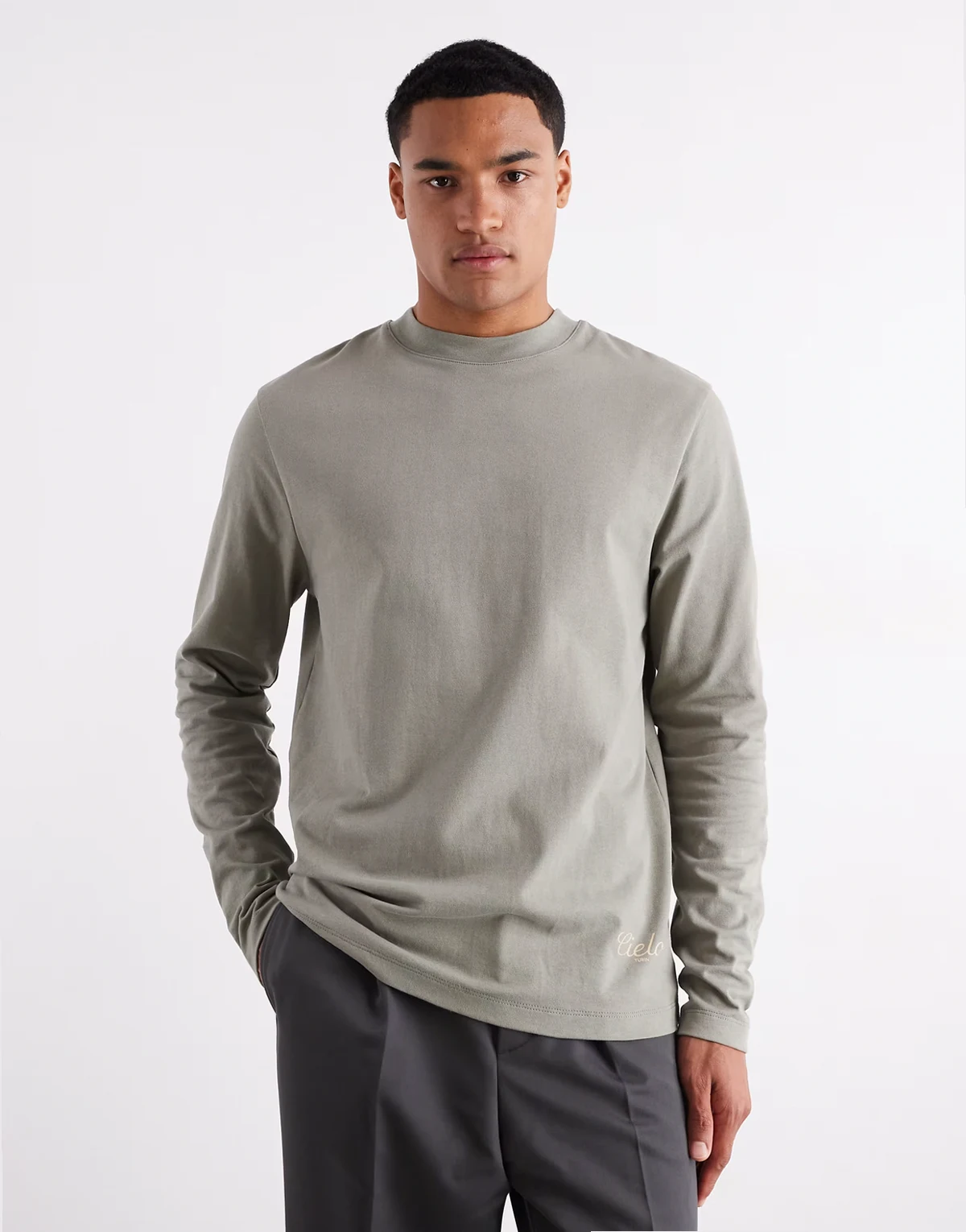 – Gruby T-shirt z długimi rękawami o gramaturze 240 g/m² z nadrukiem w kolorze khaki