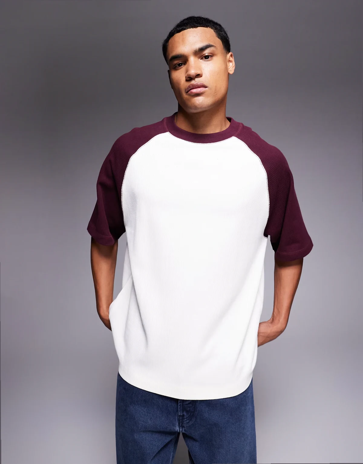 – Premium – Prążkowany teksturowany reglanowy T-shirt oversize z kontrastowymi rękawami