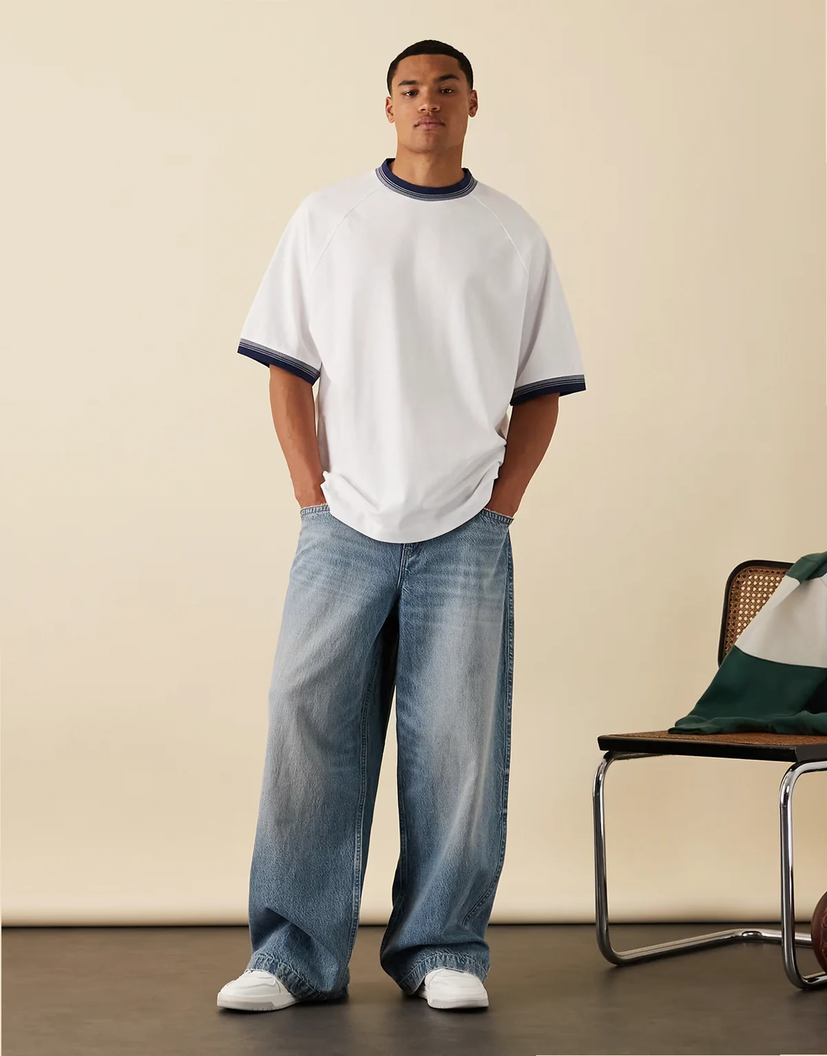 – Biały T-shirt oversize z piki