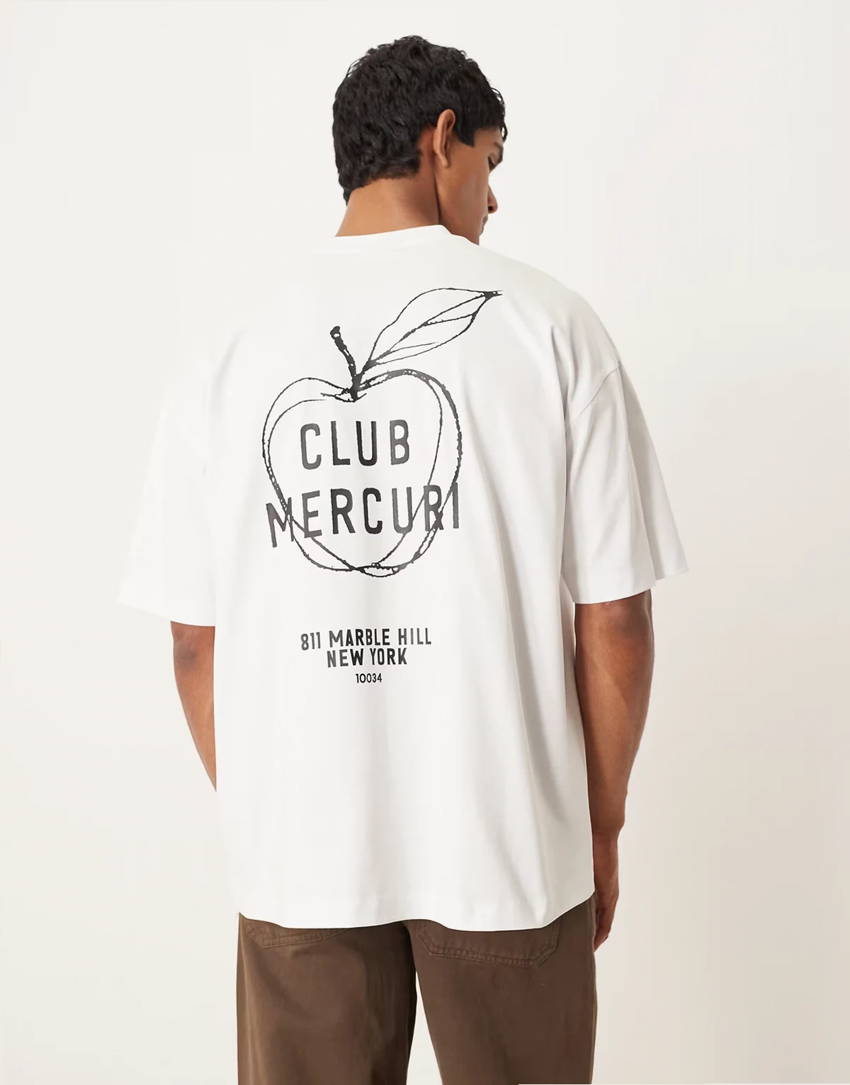 – Biały gruby T-shirt oversize z nadrukiem jabłka