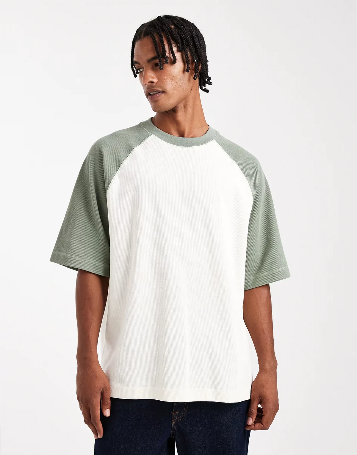 – Gruby teksturowany T-shirt raglanowy oversize w kremowym kolorze