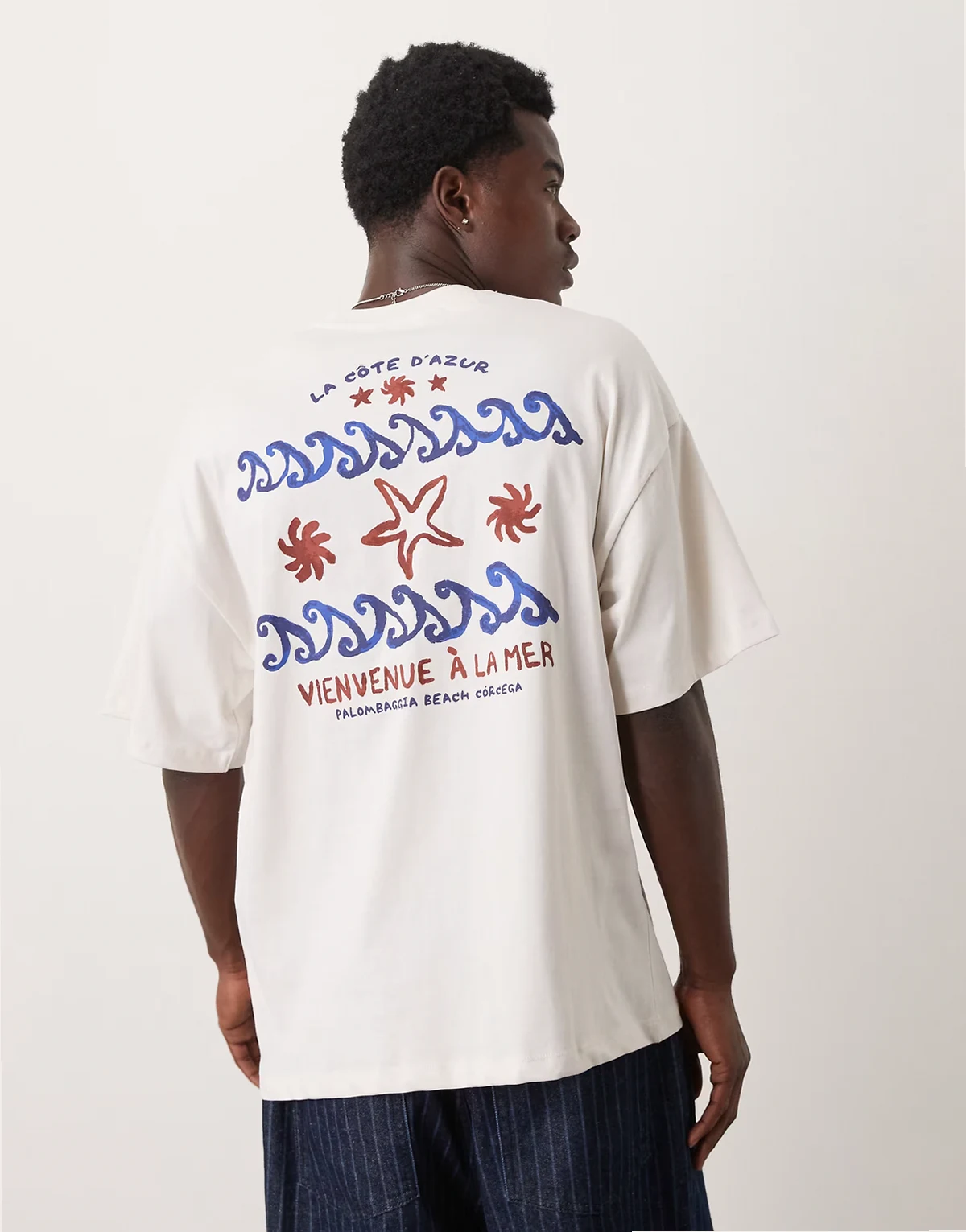 – Schweres Oversize-T-Shirt in Wollweiß mit Meeresprint hinten