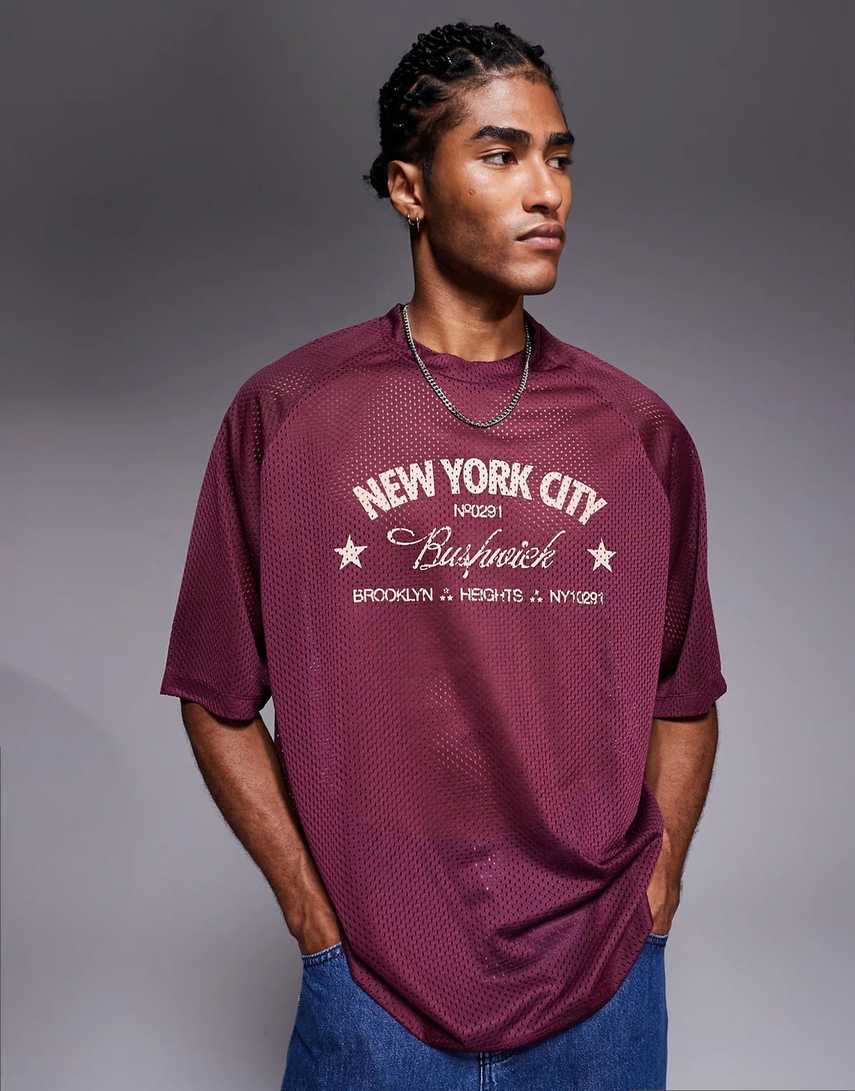 – Bordowy T-shirt oversize o pudełkowym kroju z grafiką z napisem Bushwick