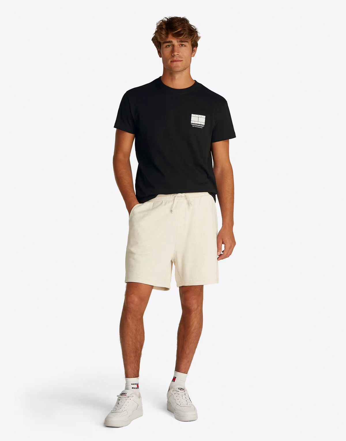 – Czarny T-shirt z grafiką