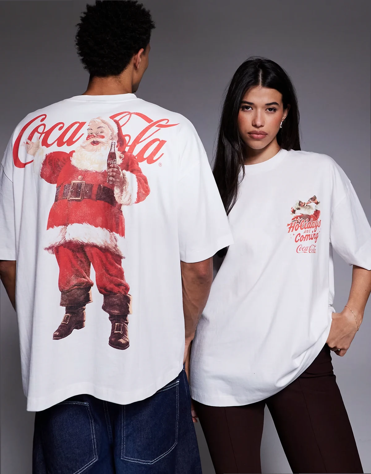 – Biały T-shirt unisex o kroju oversize z grafiką Coca-Cola z motywem świętego Mikołaja
