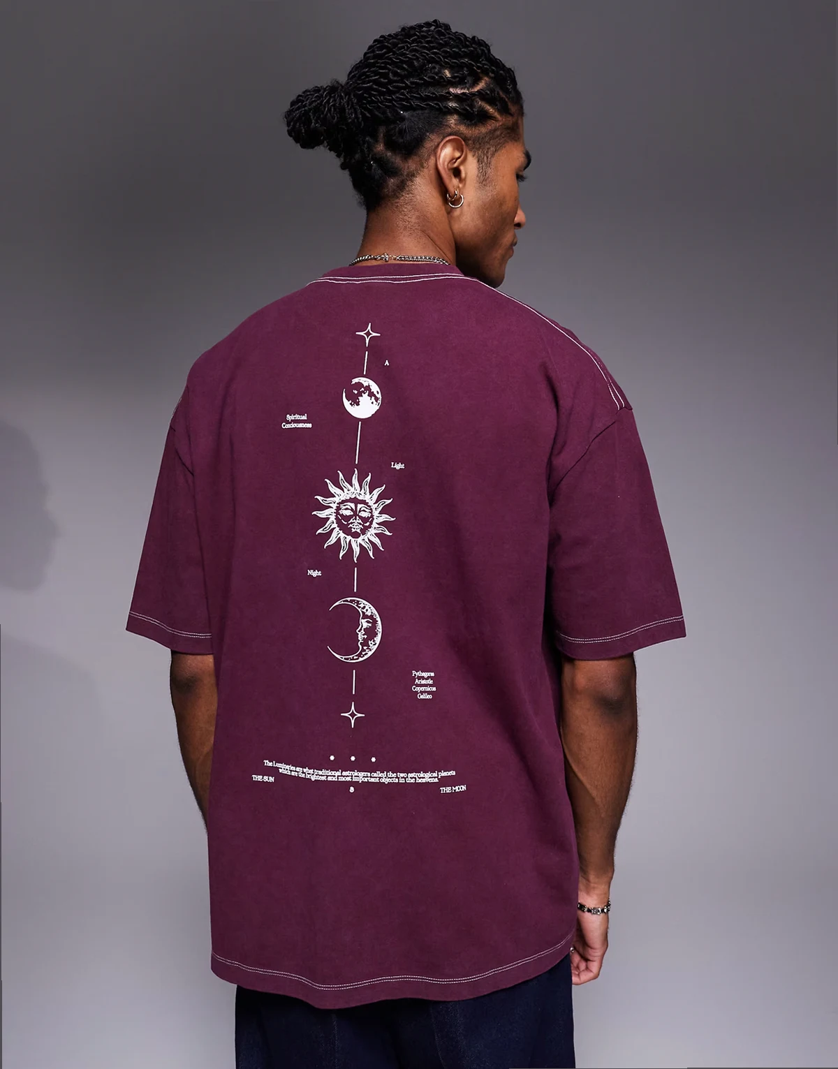 – Gruby T-shirt oversize w spranym bordowym kolorze z pionowym astrologicznym nadrukiem