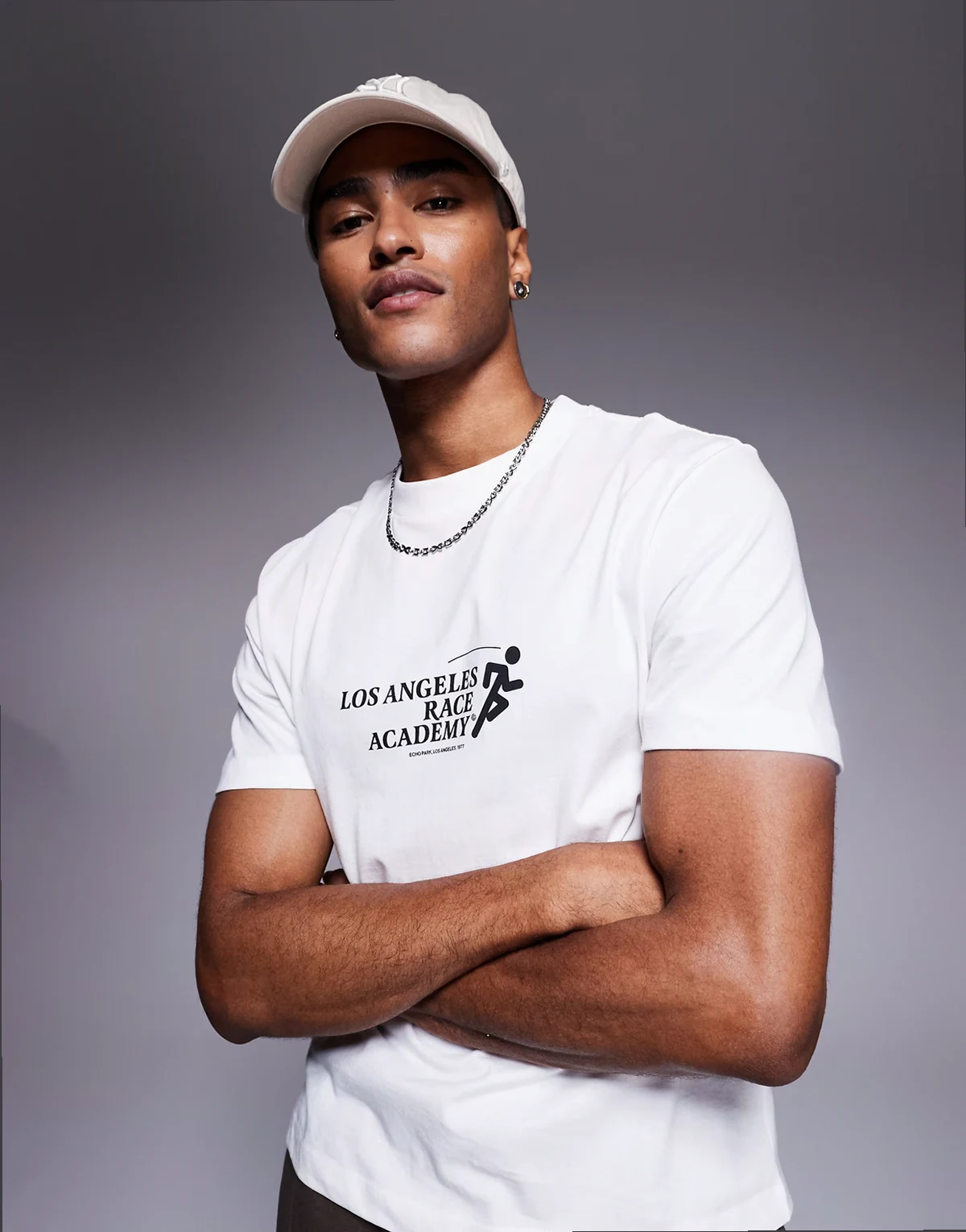 – Biały T-shirt o pudełkowym kroju ze sportową grafiką