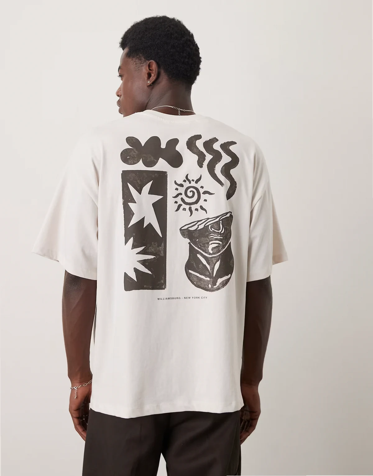 – Schweres Oversize-T-Shirt in Wollweiß mit Kunstprint hinten