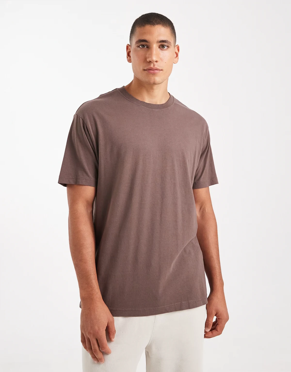 – T-shirt o luźnym kroju w spranym czekoladowym kolorze
