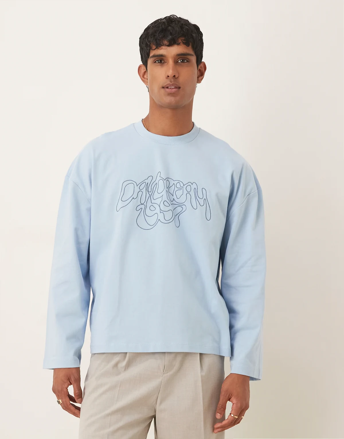 – Niebieski gruby T-shirt oversize o pudełkowym kroju z długimi rękawami, obniżoną linią ramion i wyhaftowanym tekstem