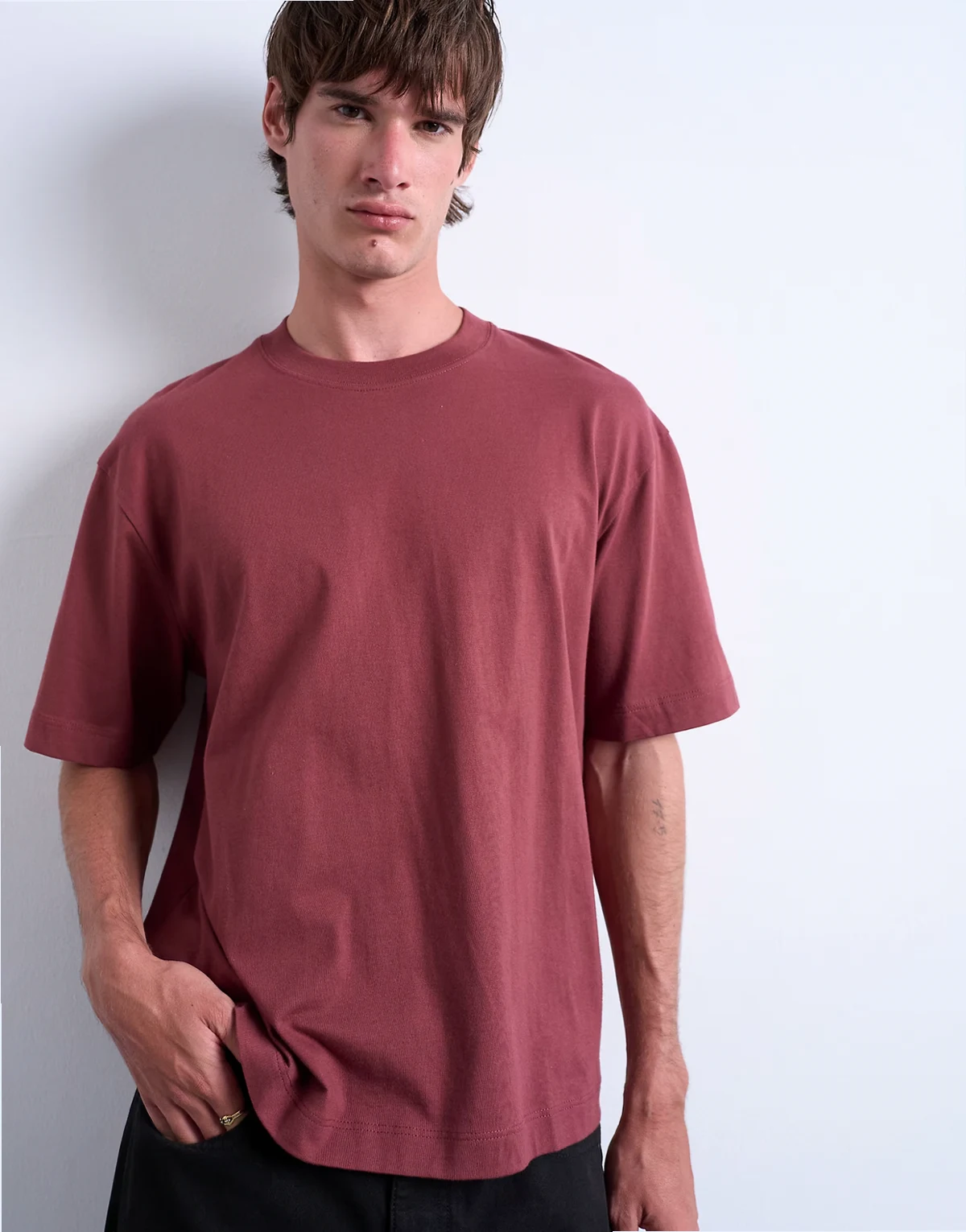 – Jasnobordowy T-shirt o krótkim kroju