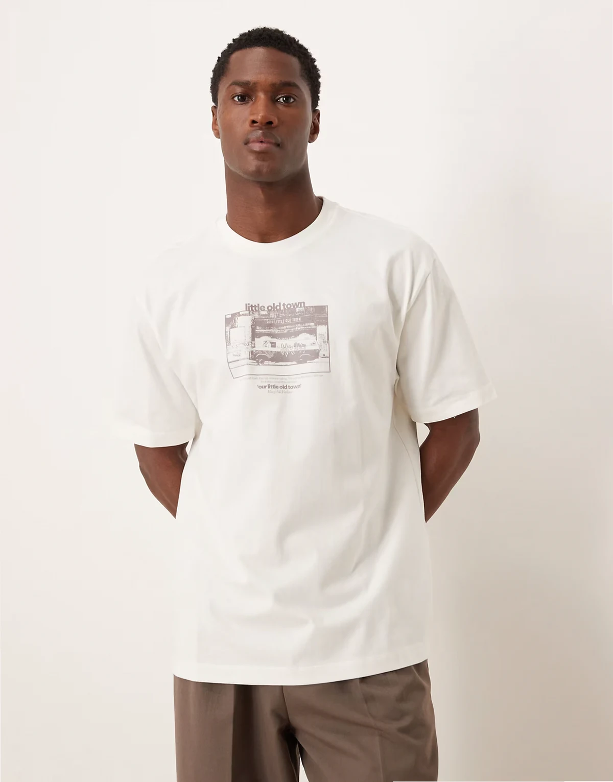 – Luźny T-shirt o gramaturze 240 g/m² z nadrukiem