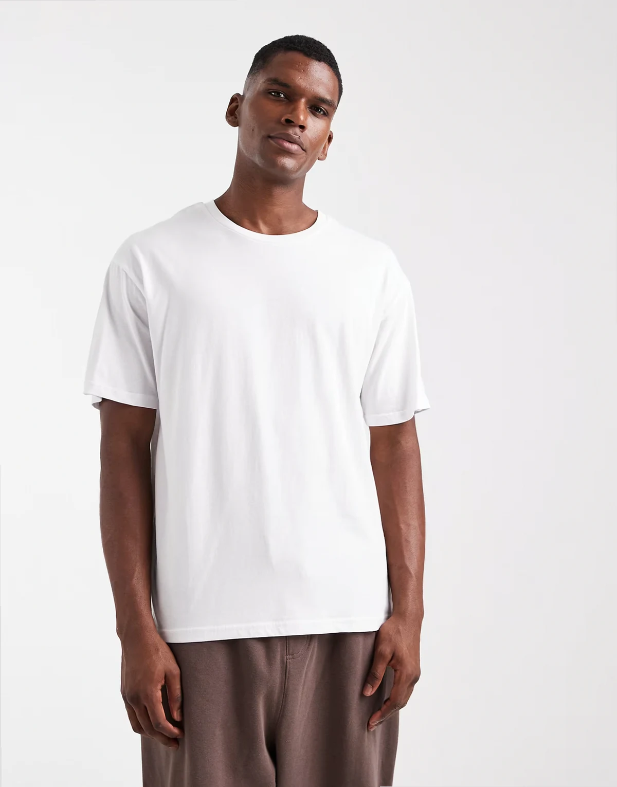 – Biały T-shirt oversize