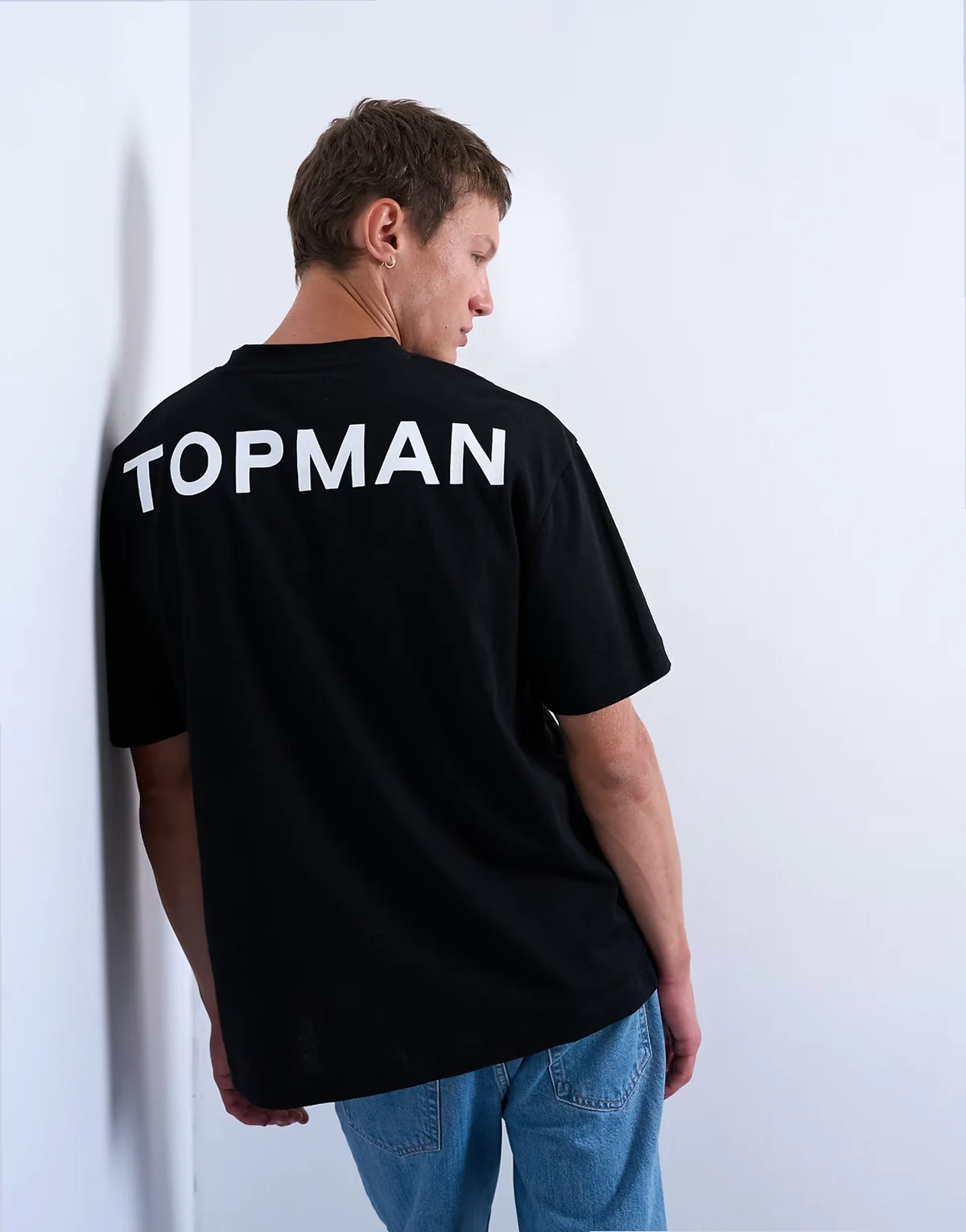 – Czarny, luźny T-shirt z napisem „Topman" z przodu i z tyłu