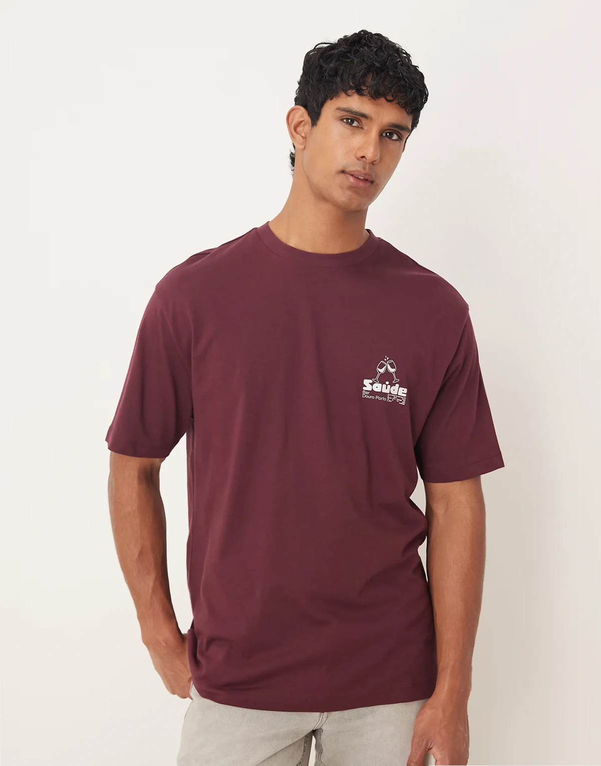 – Bordowy T-shirt z grafiką szklanki