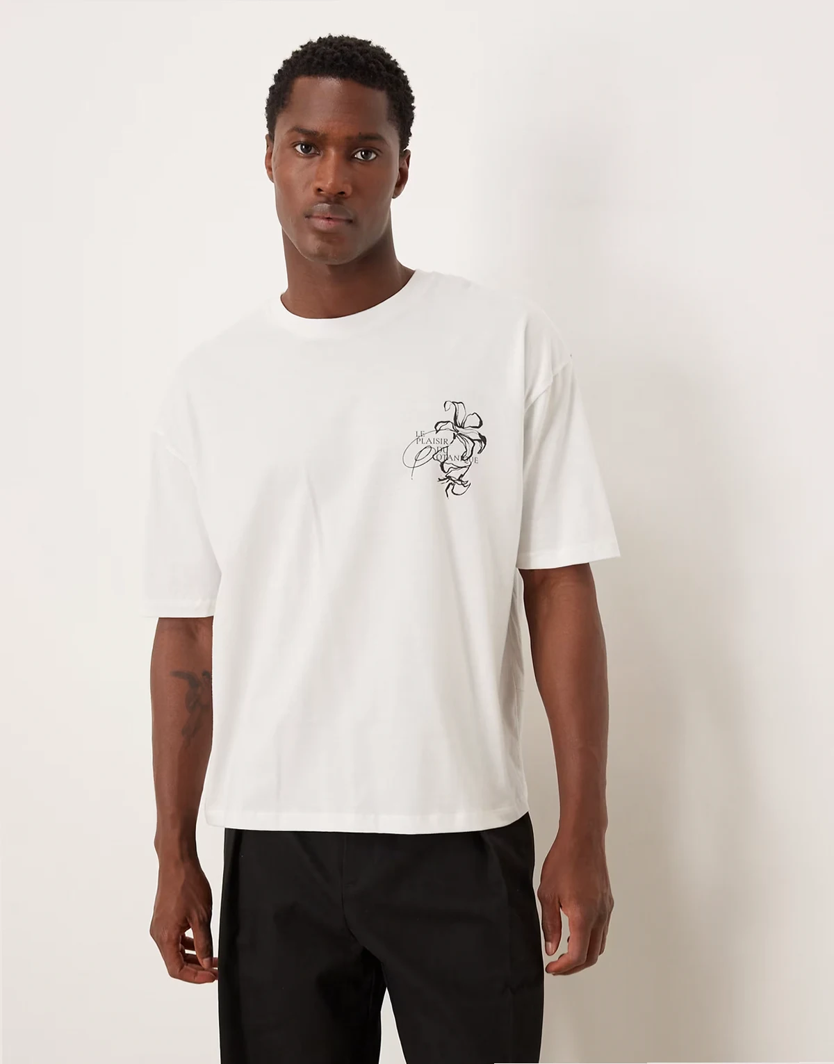 – Biały T-shirt oversize o pudełkowym kroju z kwiatową grafiką na piersi
