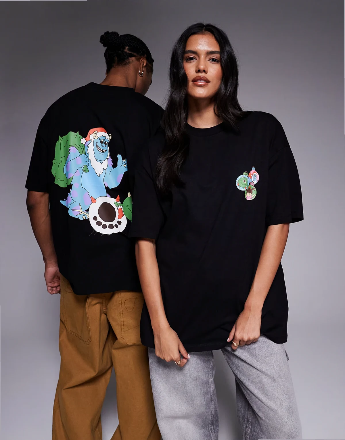 – Disney Pixar – Czarny T-shirt unisex o kroju oversize ze świątecznym nadrukiem Monsters Inc.