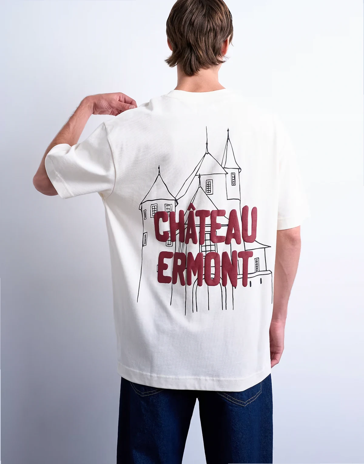 – Luźny T-shirt w kolorze ecru, z nadrukiem „Château Ermont” na plecach