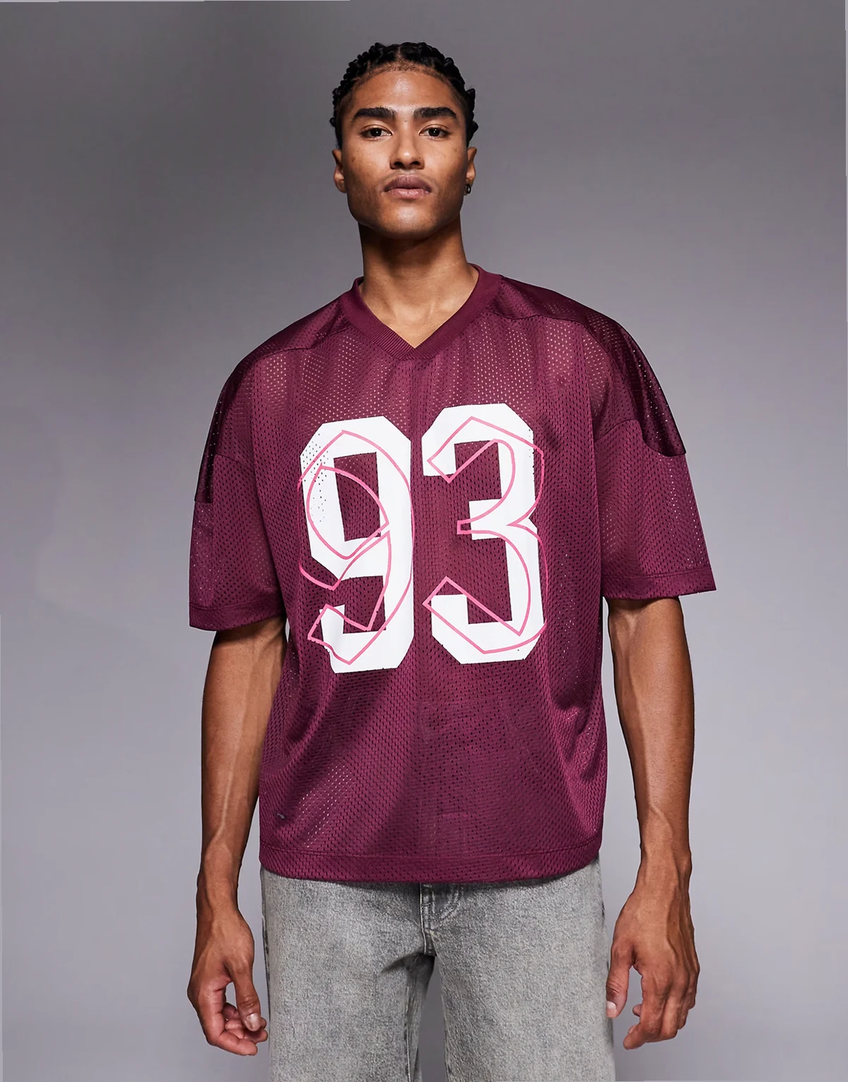 – Bordowy T-shirt o pudełkowym kroju oversize z obniżoną linią ramion, dekoltem w szpic i sportową grafiką airtex