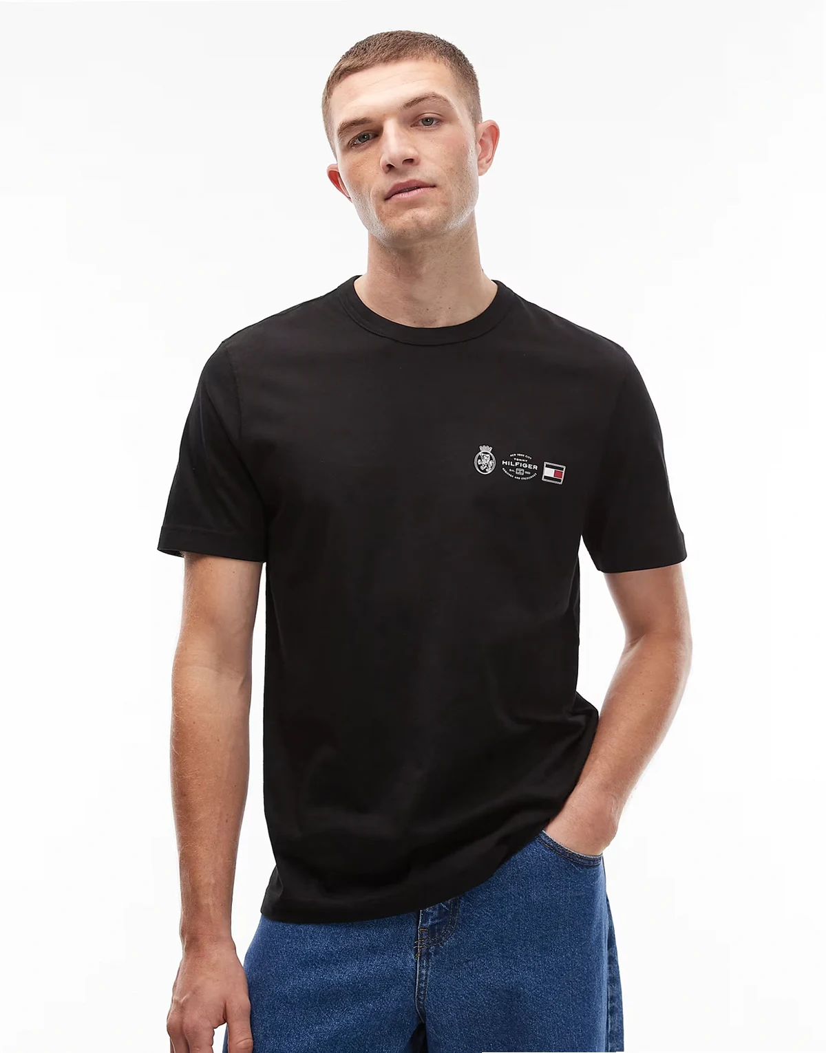 – Czarny T-shirt z logo herbowym