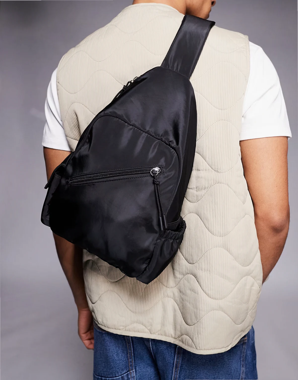 – Czarny nylonowy plecak crossbody