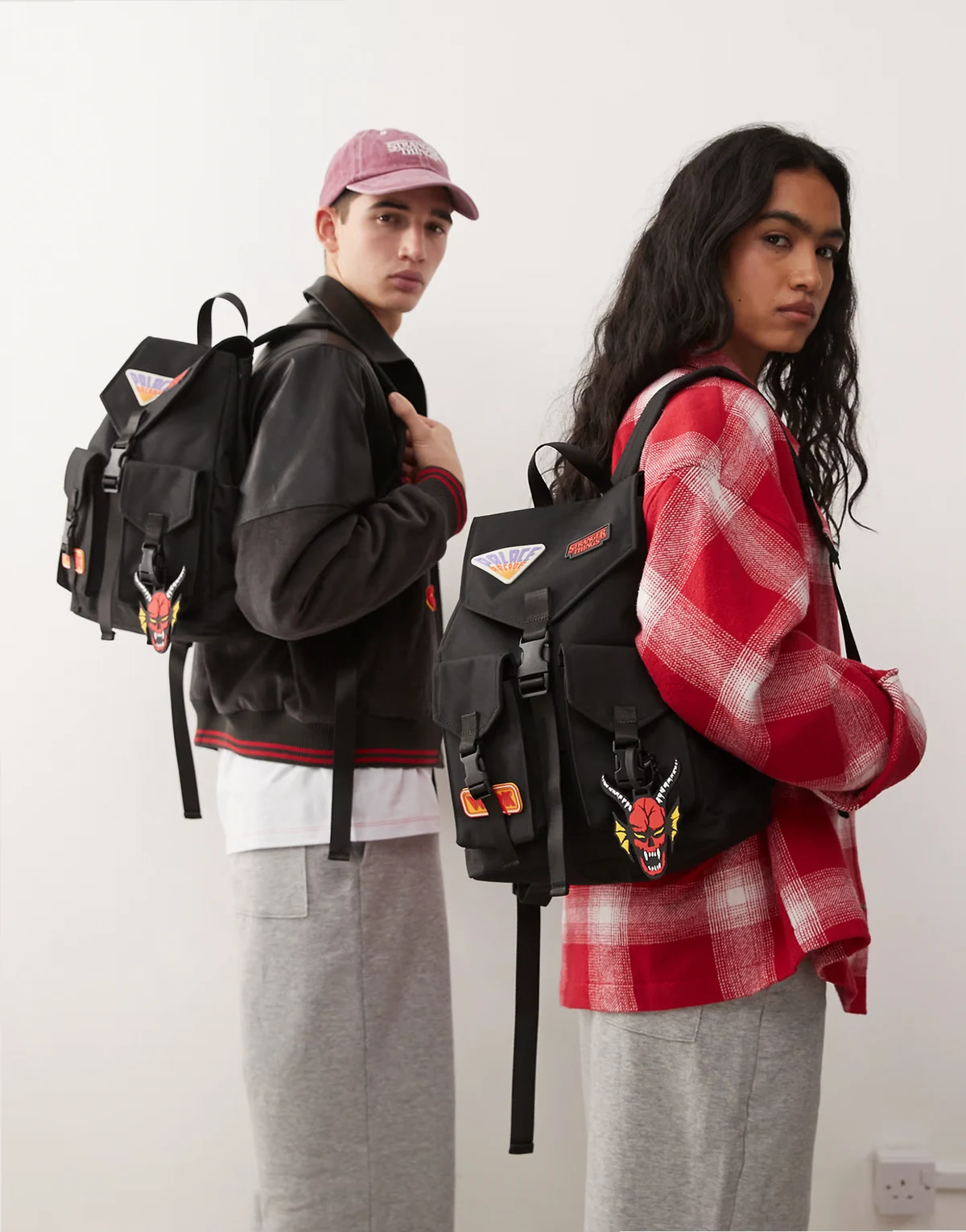 x Stranger Things – Unisex-Rucksack in Schwarz mit Aufnähern