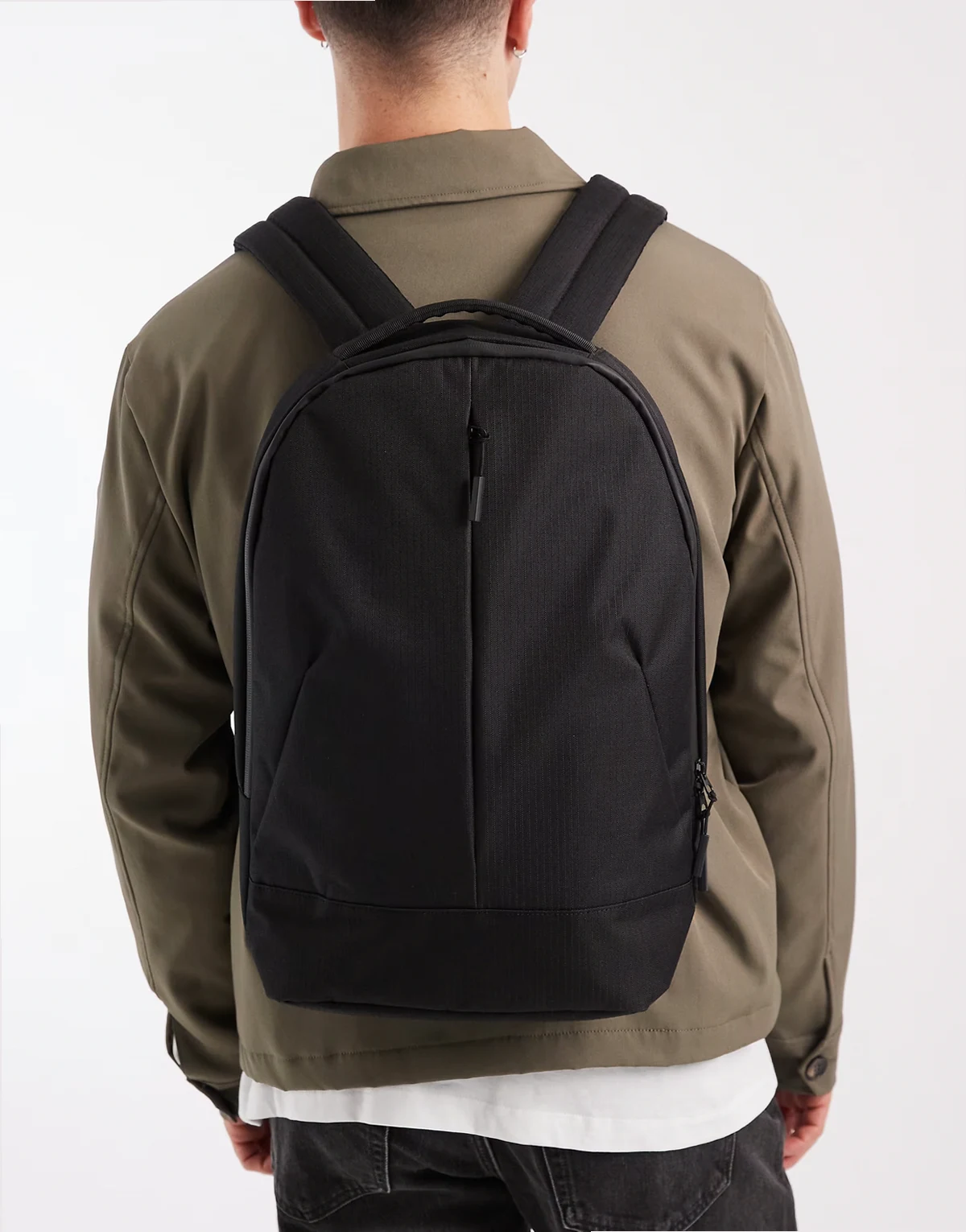 – Czarny plecak z materiału ripstop