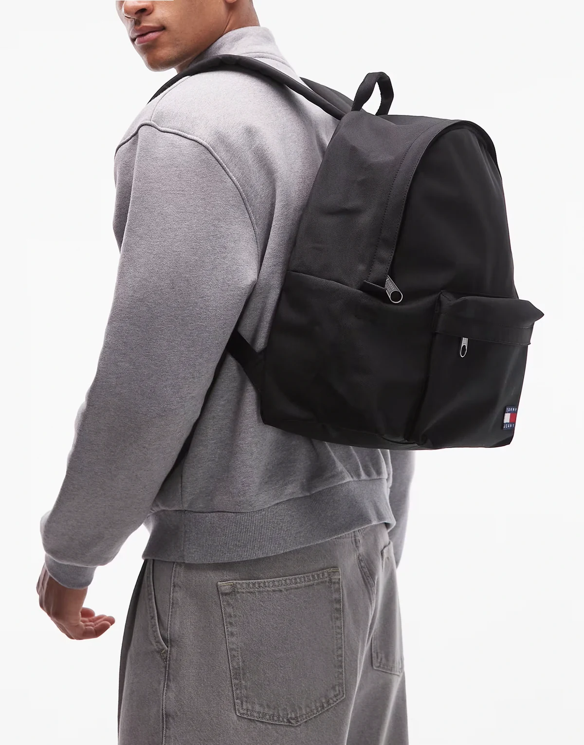 – Czarny plecak z logo Flag