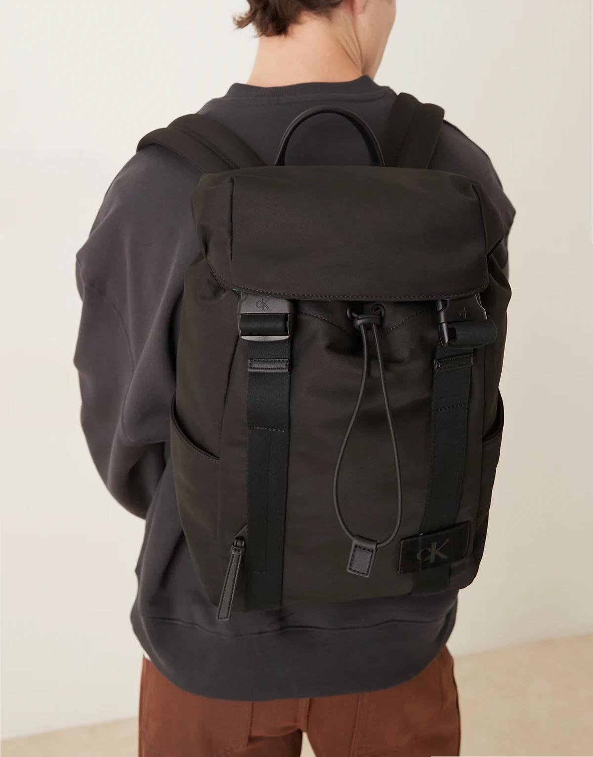 – Czarny płócienny plecak