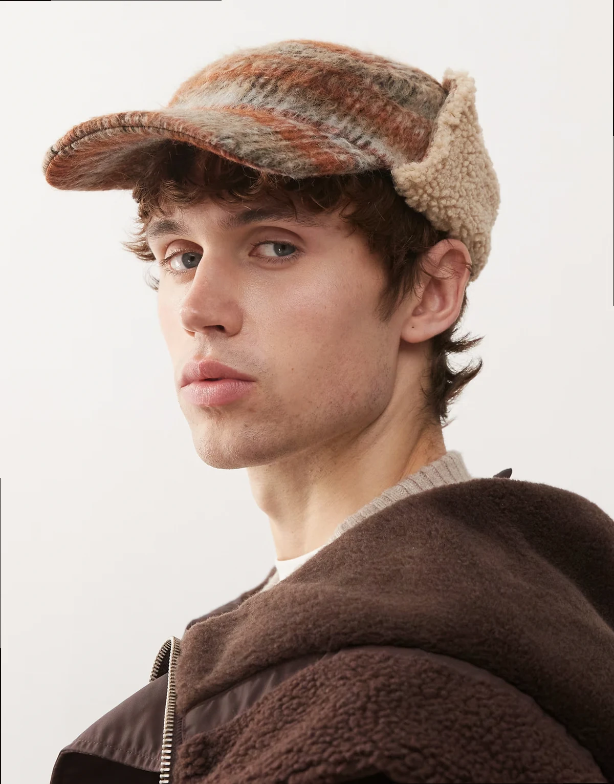 – Kolorowa czapka uszatka z daszkiem ze sztucznego kożuszka