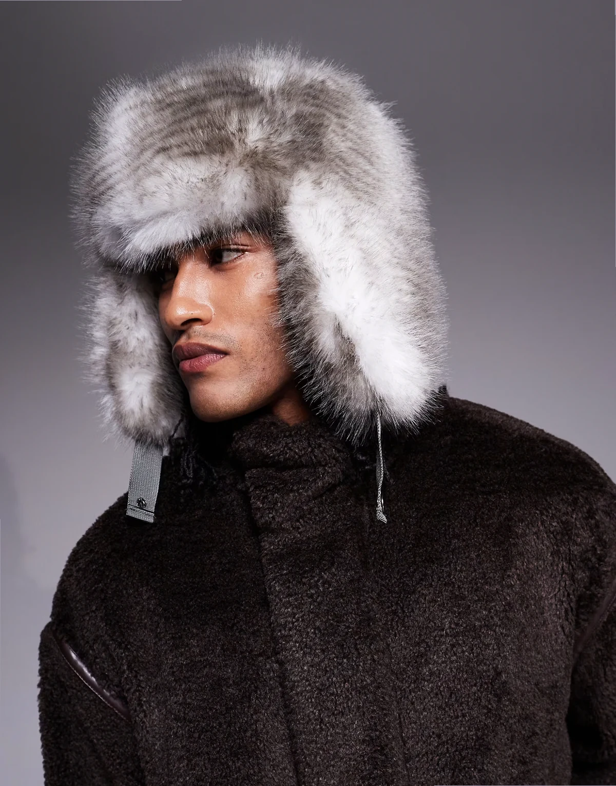 – Szara czapka traperska ze sztucznego futra