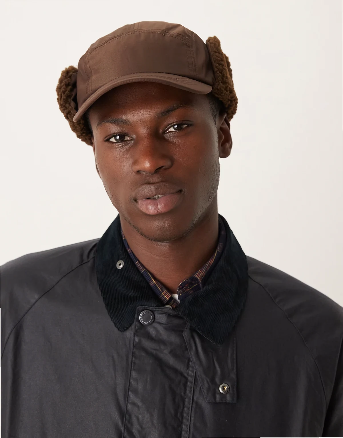 – Brązowa czapka traperska ze sztucznym kożuszkiem