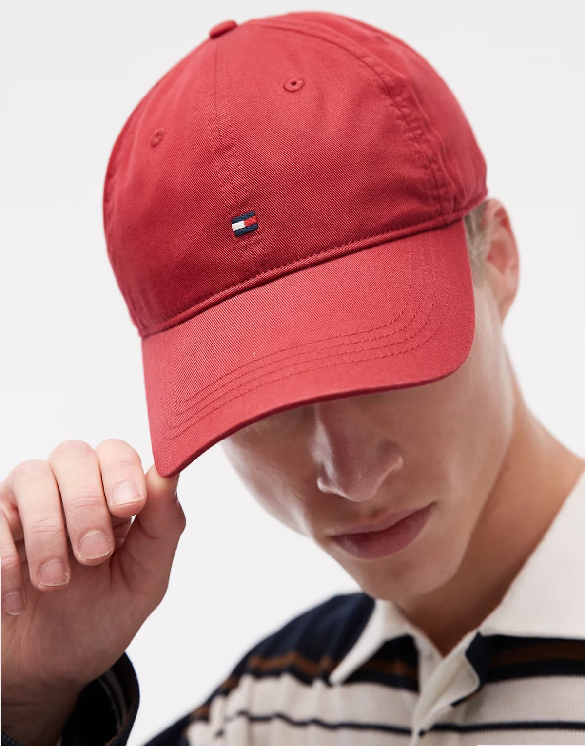 – Kappe in Rot mit Flaggenlogo