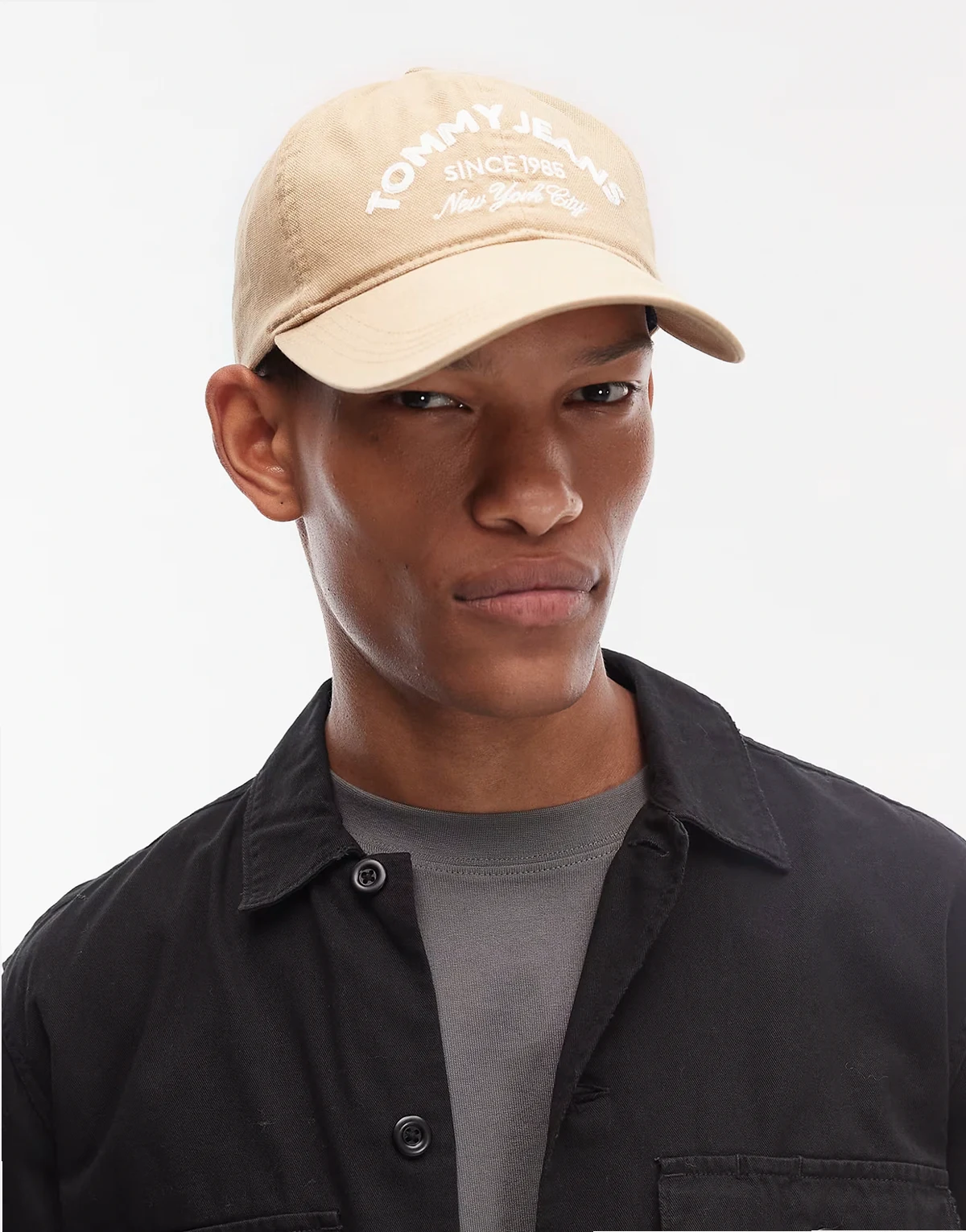 – Kappe in Cremeweiß mit gebogener Logo-Stickerei