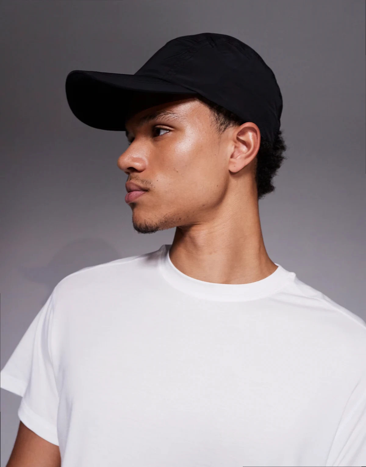 – Laufkappe in Schwarz mit verstellbarem Knebelverschluss hinten