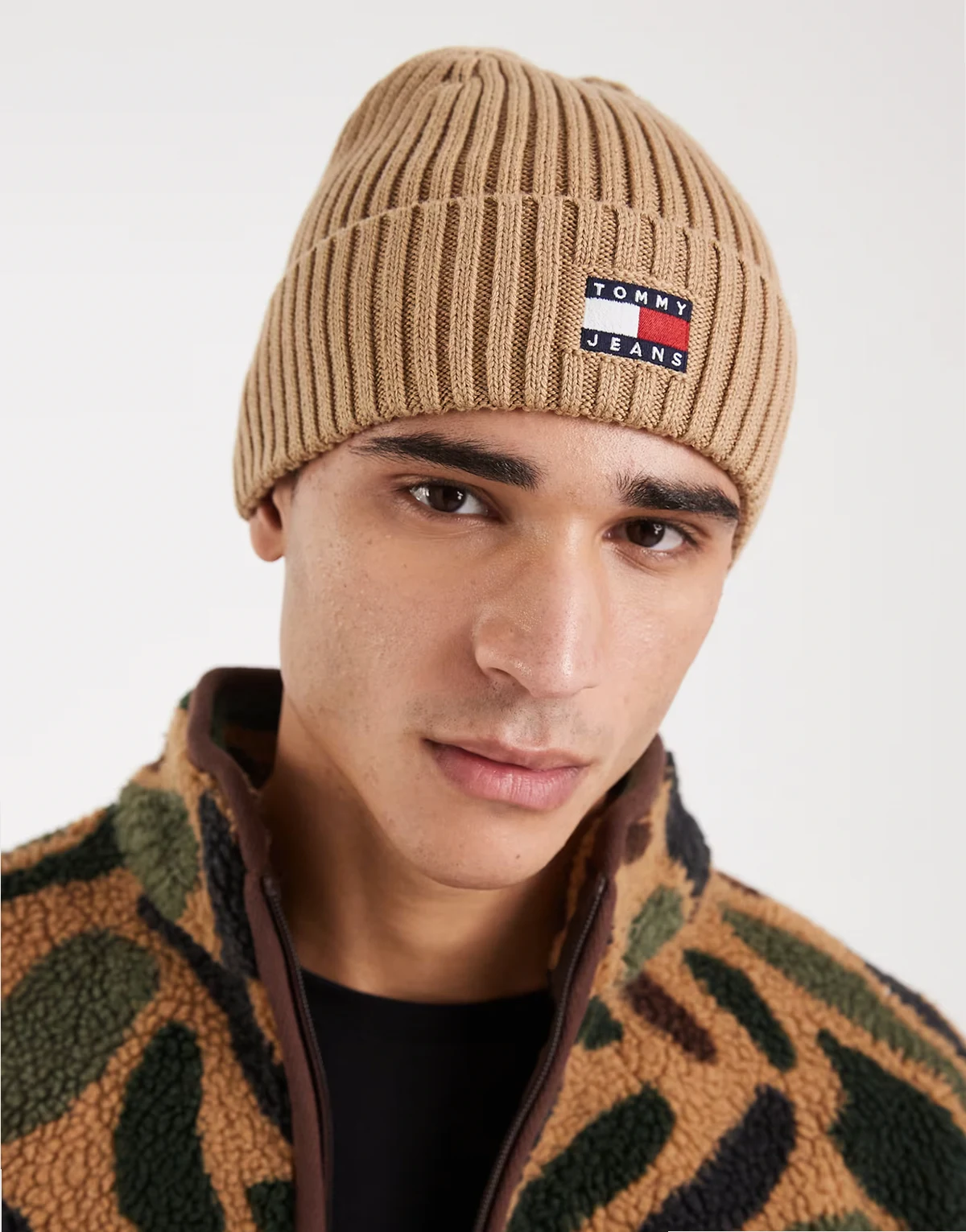 – Jasnobrązowa czapla z haftowanym logo z flagą na środku