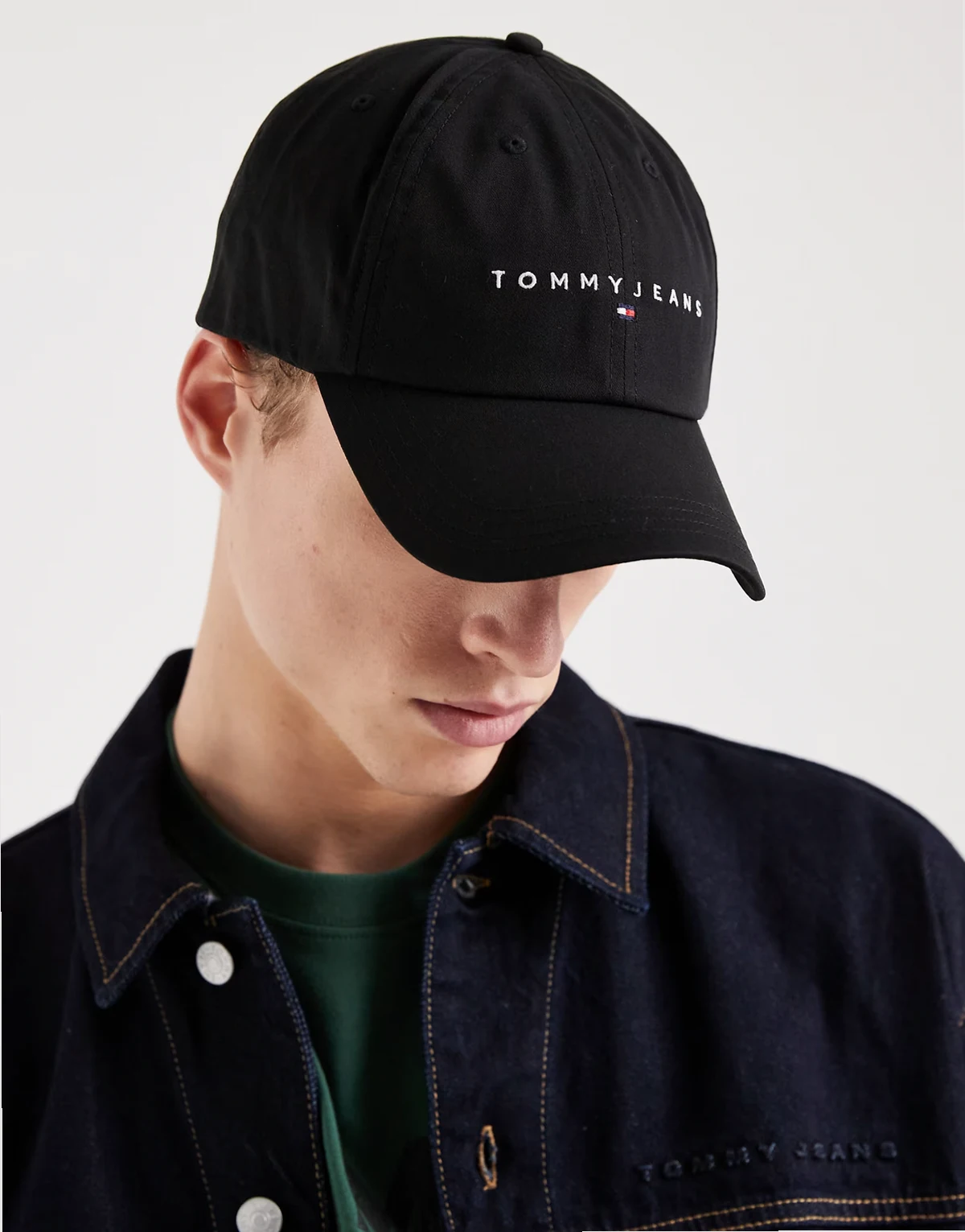 – Kappe in Schwarz mit linearem Logo