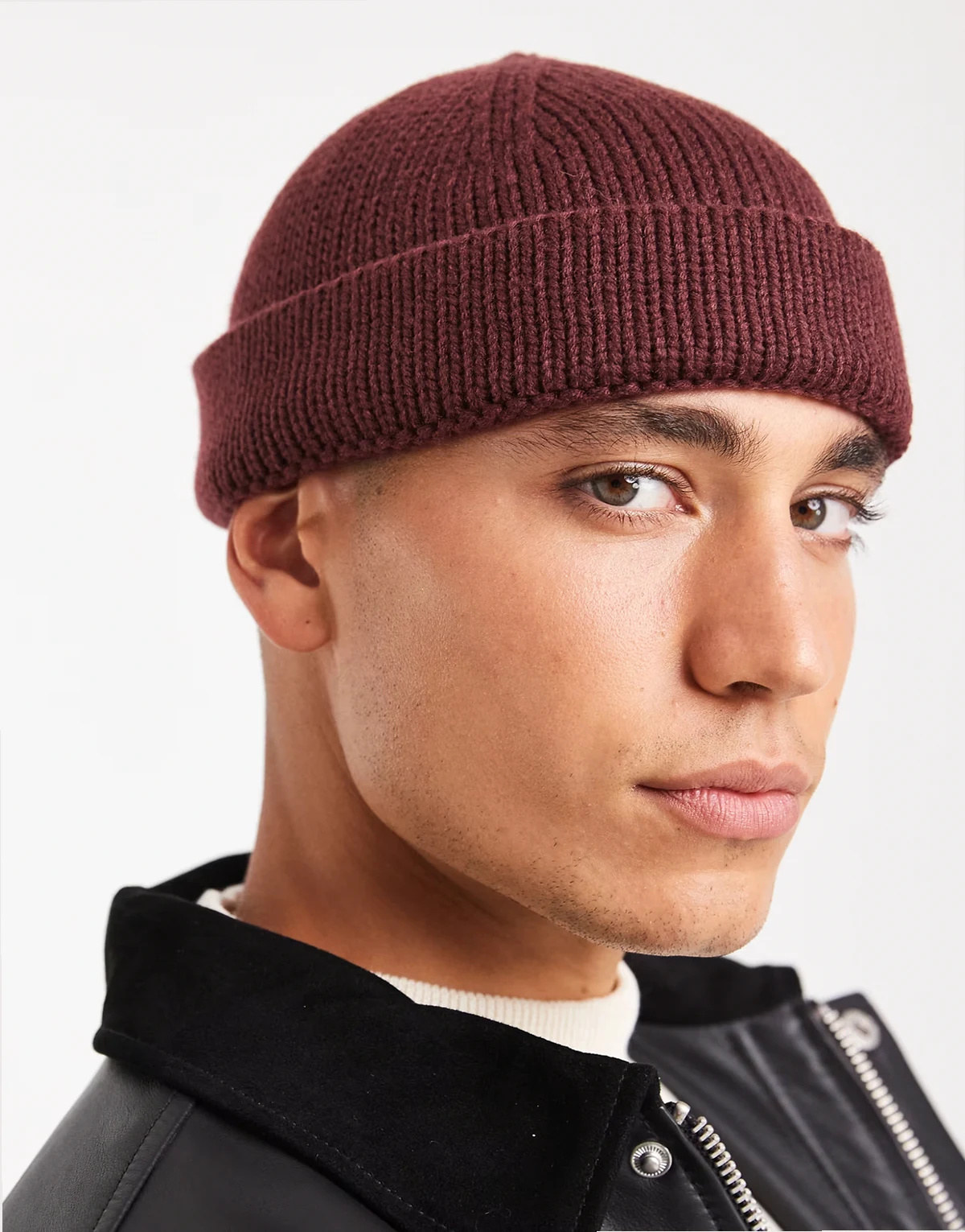 – Mała prążkowana czapka beanie z dzianiny z angielskim splotem w bordowym kolorze