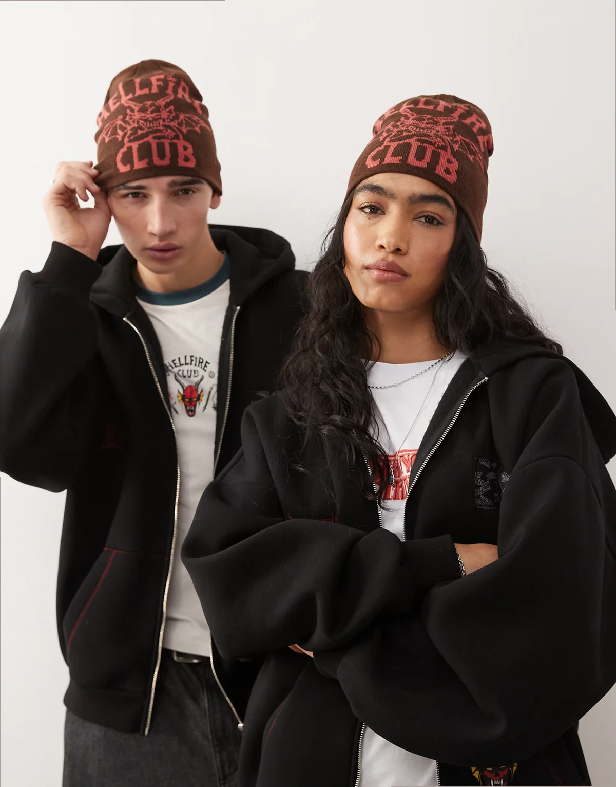 x Stranger Things – Unisex-Strickmütze in Braun mit „Hellfire“-Schriftzug