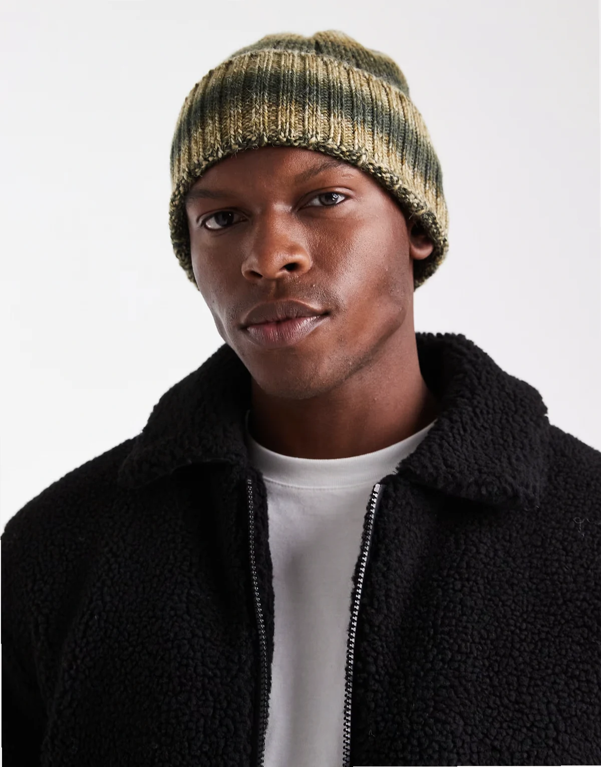 – Dzianinowa czapka beanie w kolorze zielonym z efektem ombre