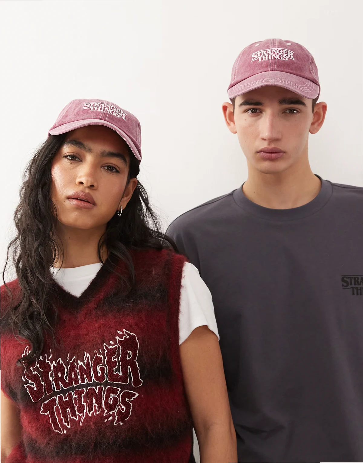 x Stranger Things – Unisex-Kappe in verwaschenem Burgunderrot mit Logo