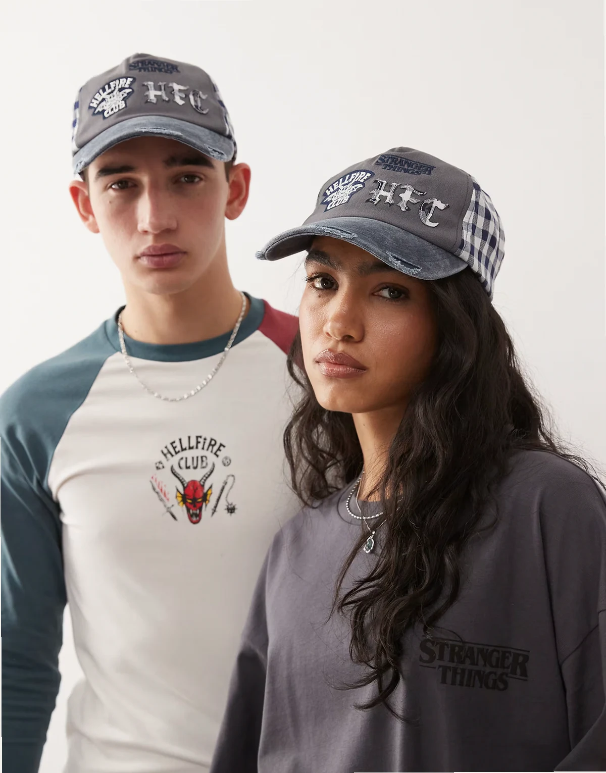 x Stranger Things – Czapka z daszkiem unisex w kontrastową kratę z logo