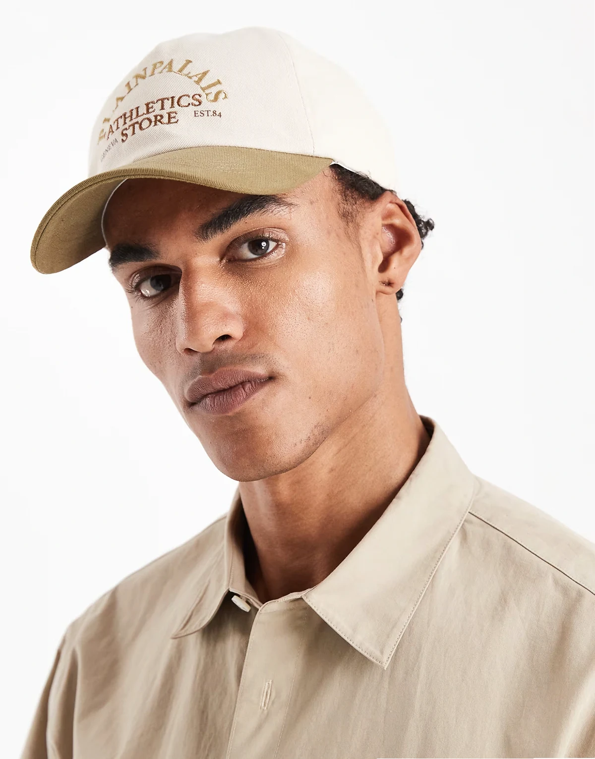 – Szałwiowa czapka z kontrastowym daszkiem i haftowaną wstawką