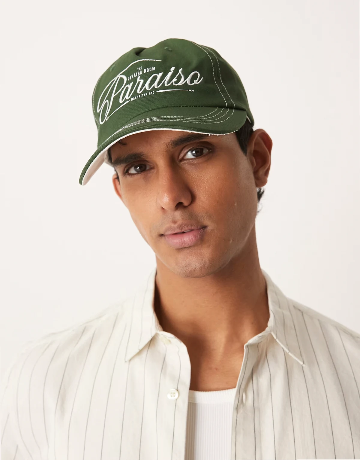 – Zielona czapka z nadrukiem