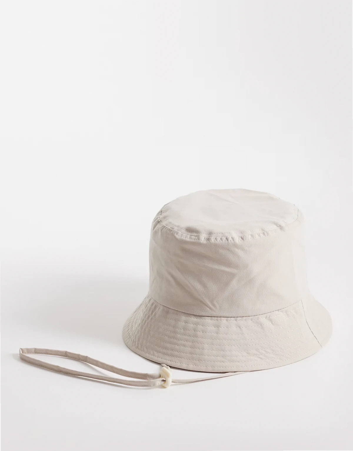 – Beżowy funkcyjny kapelusz typu bucket