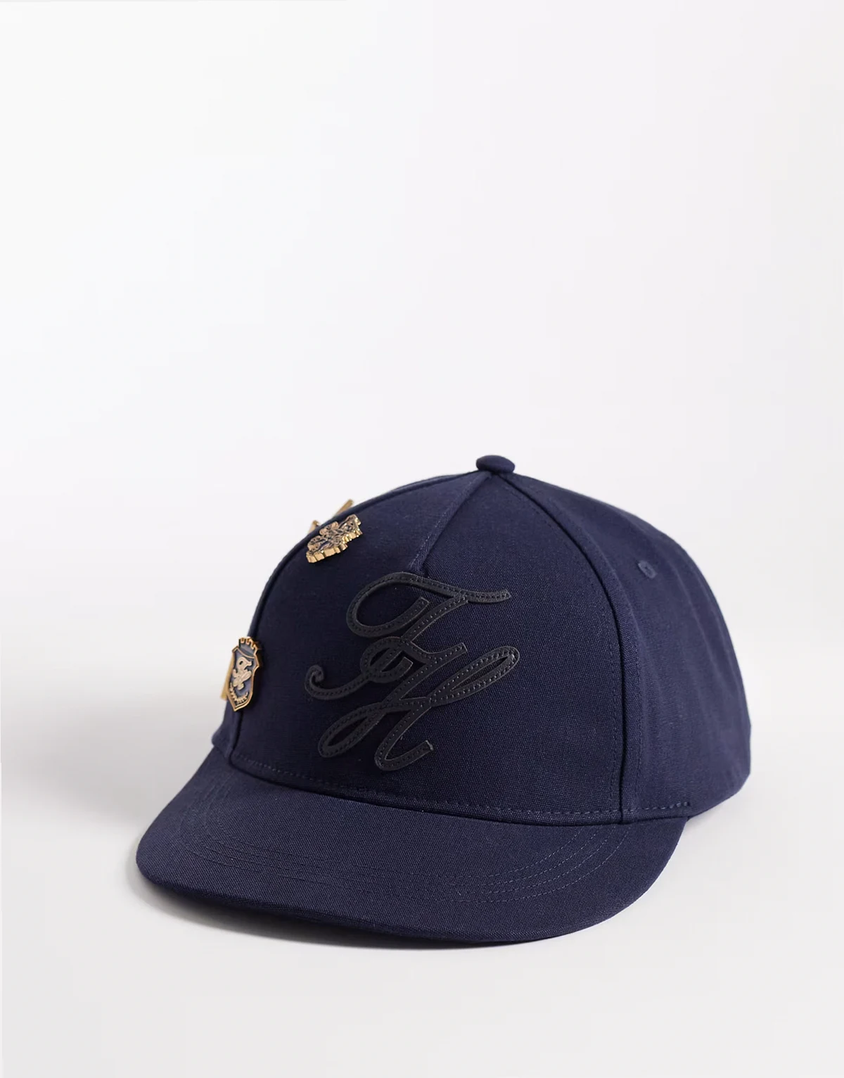 – Mütze in Marineblau mit Logo-Schriftzug und Plaketten