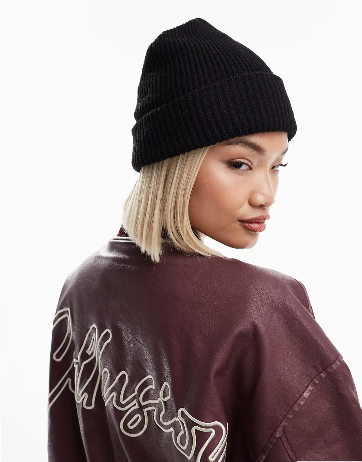 – Czarna czapka beanie