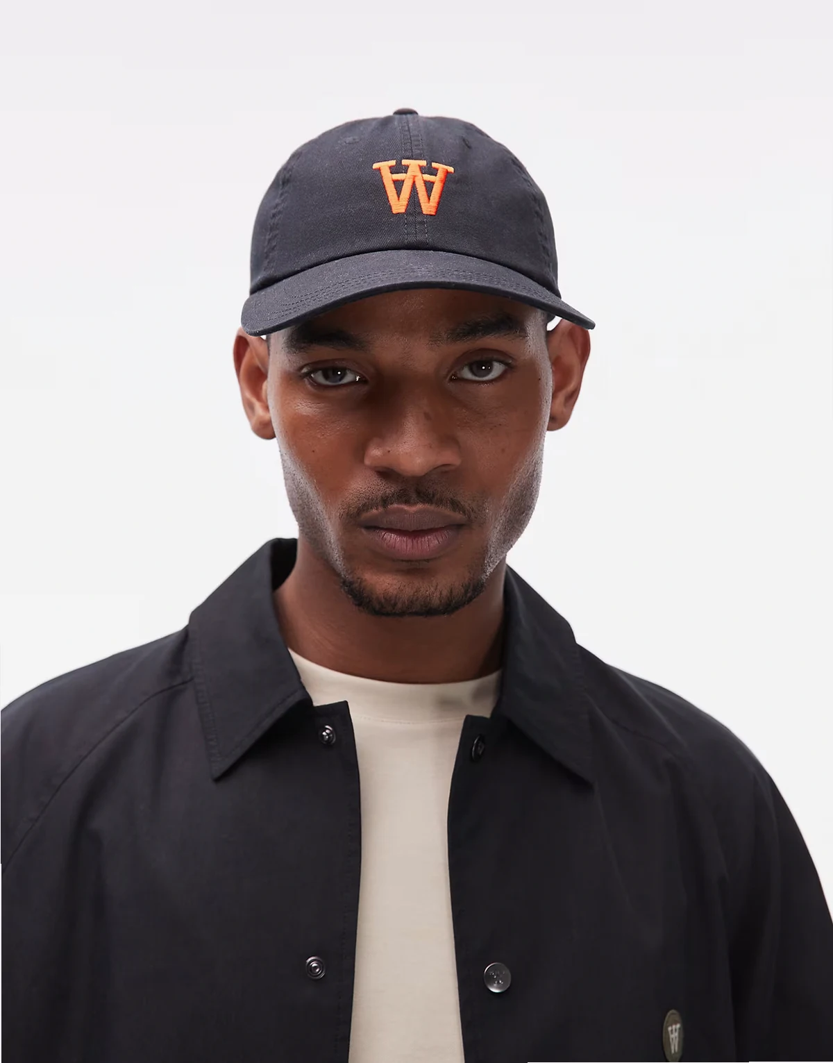 – Czarno-czerwona czapka z daszkiem